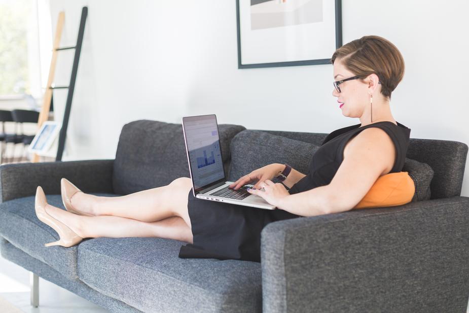 Cómo Ser Freelancer: Mujer en Oficina Moderna